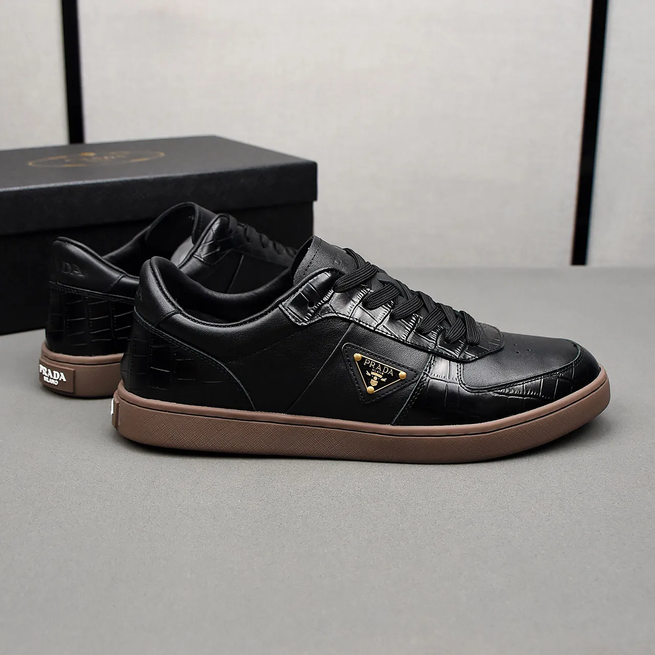 PP400👟👟👟Prada set off the audience! Prada, an international brand that is constantly innovating, this men's casual shoe, the original version, made of cowhide leather at a ratio of one to one at the store, with leather feet and rubber non-slip outsole, breathable and comfortable, quality speaks for itself👄38-44